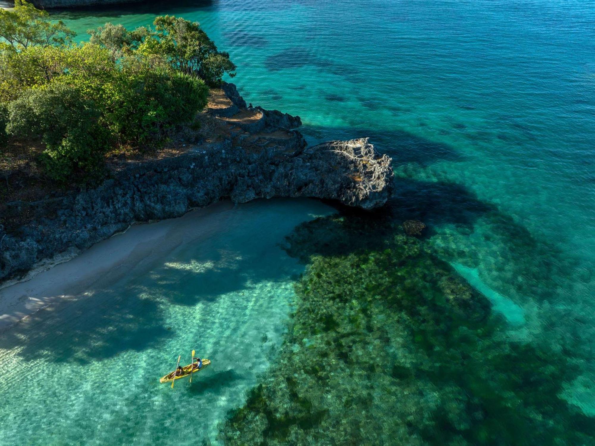 Movenpick Resort & Spa Boracay Yapak Екстериор снимка Kayaking at the coast of the island of San Cristóbal.