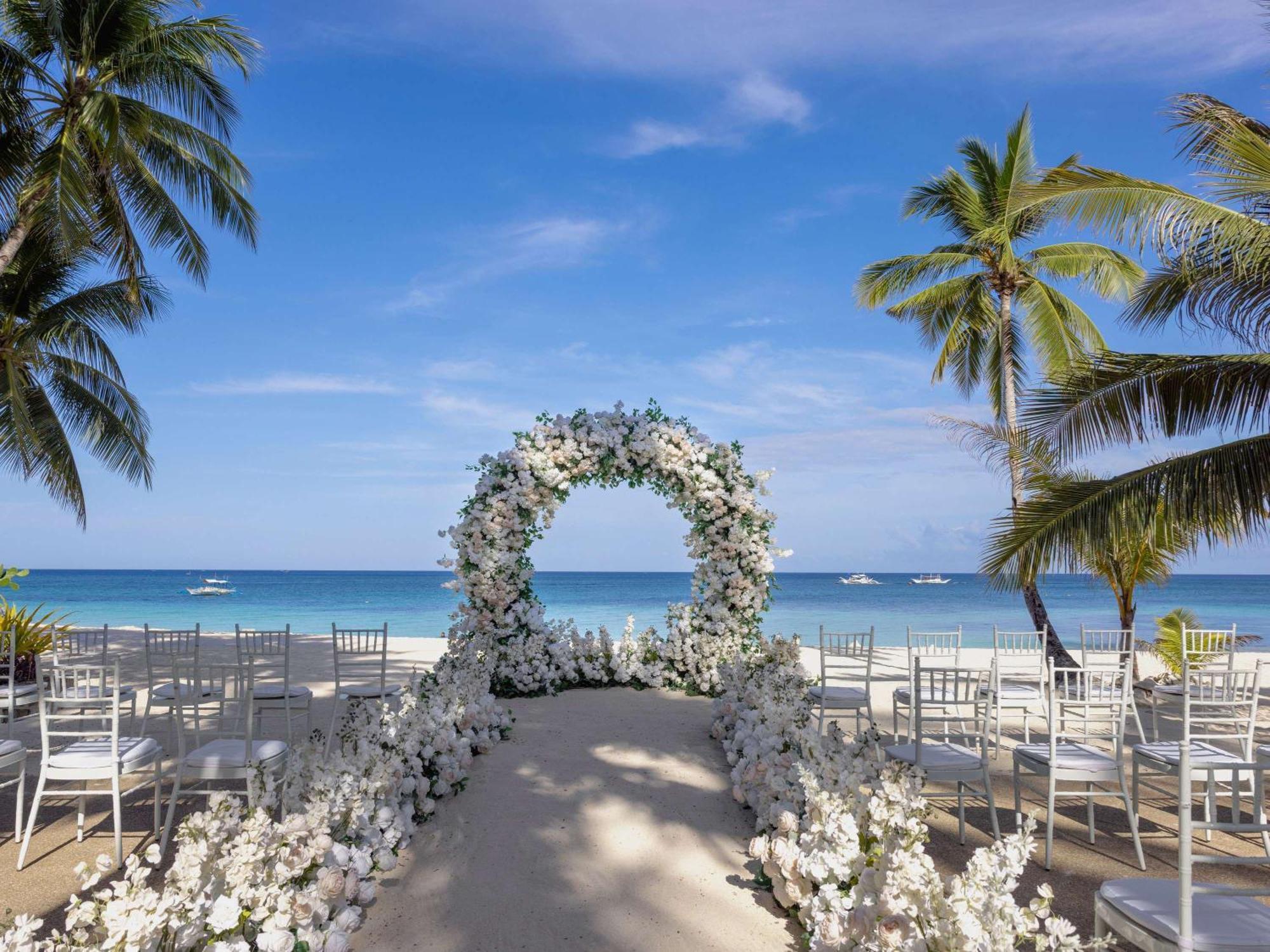 Movenpick Resort & Spa Boracay Yapak Екстериор снимка A beach wedding in Cancun, Mexico