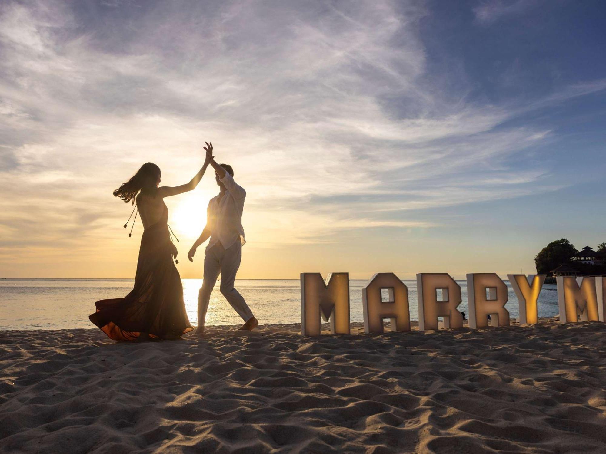 Movenpick Resort & Spa Boracay Yapak Екстериор снимка A newly married couple on a beach