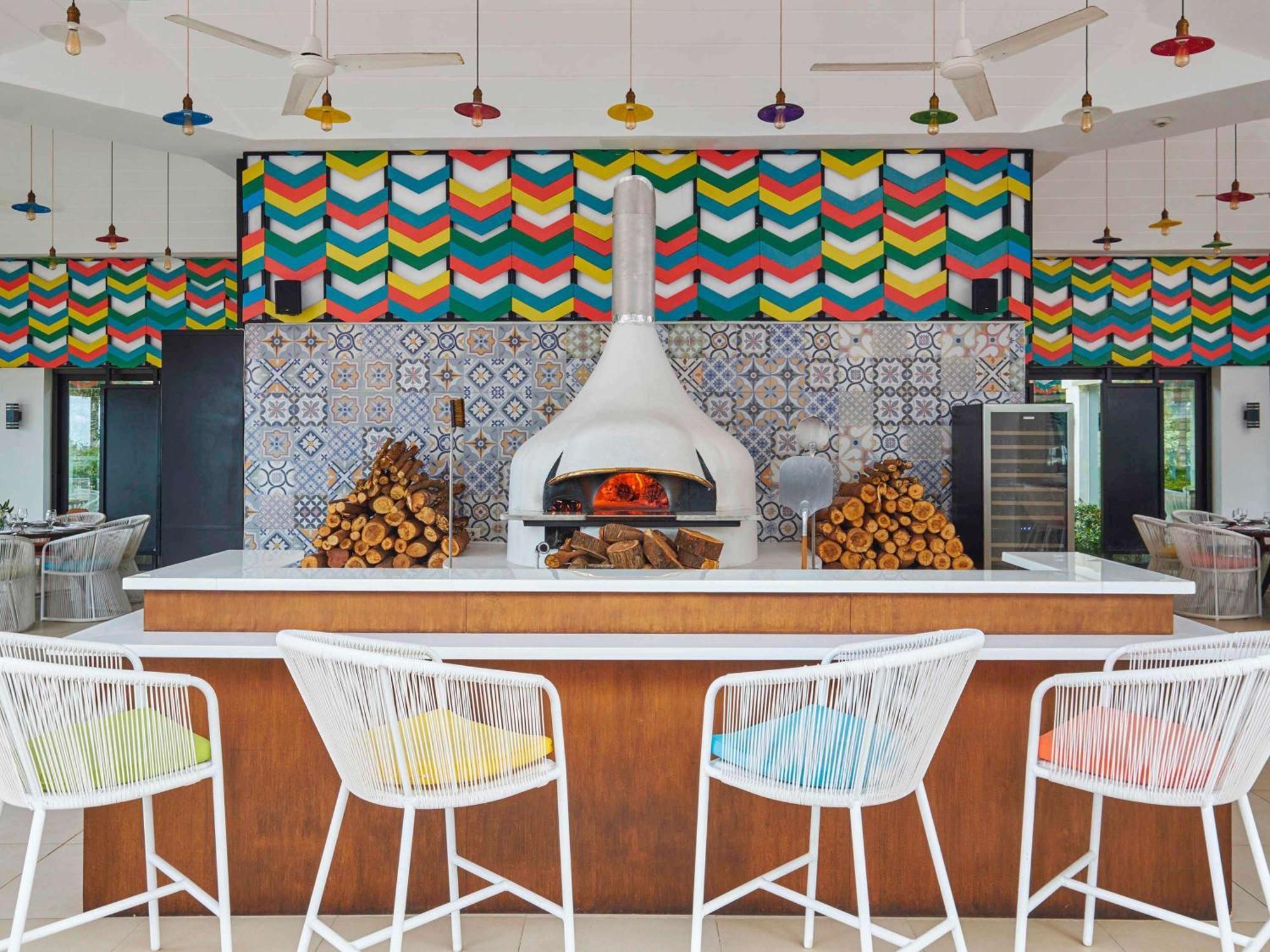 Movenpick Resort & Spa Boracay Yapak Екстериор снимка The Pizza Bar at the Hotel