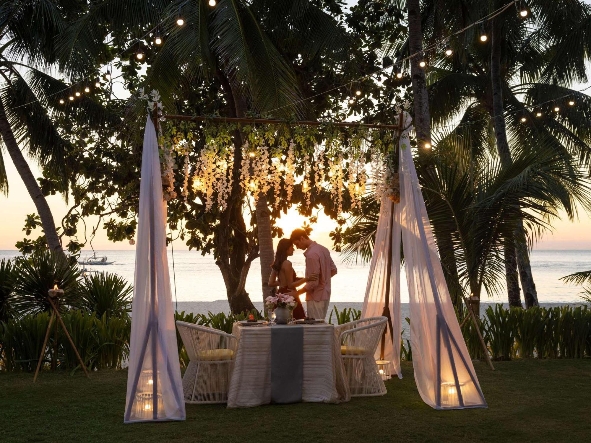 Movenpick Resort & Spa Boracay Yapak Екстериор снимка A romantic dinner at the beach