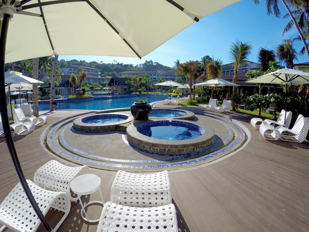 Movenpick Resort & Spa Boracay Yapak Екстериор снимка The swimming pool at the resort