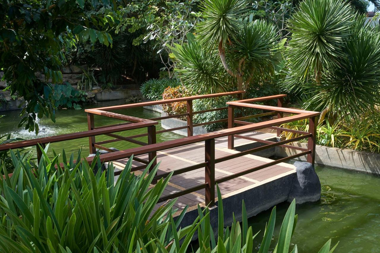 Movenpick Resort & Spa Boracay Yapak Екстериор снимка The bridge at the entrance of the park
